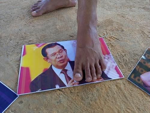 훈센 캄보디아 총리의 미얀마 방문을 반대하는 시위대가 훈센 총리 사진을 밟고 있는 모습. [킷팃미디어 캡처. 재판매 및 DB 금지] [2022.01.01 송고]