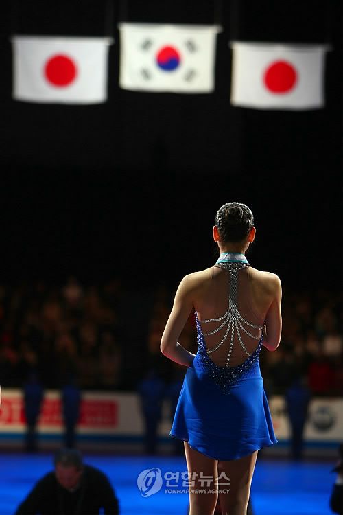 일장기 위의 태극기피겨퀸 김연아가 2009년 12월 5일 일본 도쿄 요요기 제1체육관에서 열린 '2009 ISU 그랑프리 파이널'에서 우승한 뒤 태극기를 바라보고 있다. [연합뉴스 자료사진]