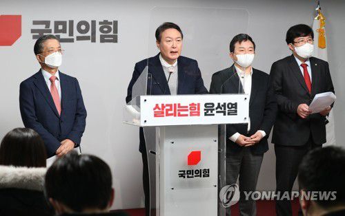 윤석열 '신도시 재정비' 정책공약 발표(서울=연합뉴스) 이정훈 기자 = 국민의힘 윤석열 대선 후보가 6일 오전 서울 여의도 당사에서 '신도시 재정비' 정책공약을 발표하고 있다.      왼쪽부터 이한준 전 경기도시공사 사장, 윤 후보, 원희룡 정책총괄본부장, 윤창현 의원. 2022.1.6 [국회사진기자단] uwg806@yna.co.kr