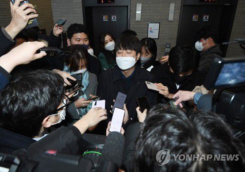 취재진에 둘러싸인 이준석(서울=연합뉴스) 이정훈 기자 = 국민의힘 이준석 대표가 6일 오전 서울 여의도 당사에서 비공개 최고위원회의를 마친 후 나서며 취재진의 질문 세례를 받고 있다.       국민의힘 원내지도부는 이날 의총서 이 대표 사퇴 결의를 제안했다. 2022.1.6 [국회사진기자단] uwg806@yna.co.kr