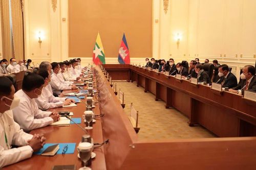 미얀마를 방문해 민 아웅 흘라잉 등 군정 인사들과 만난 훈센 총리(오른쪽 가운데)[파퓰러 뉴스 저널 페이스북 캡처. 재판매 및 DB 금지]