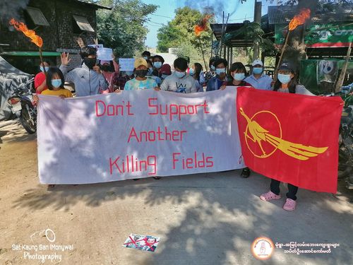 '또 하나의 킬링필드를 옹호하지 말라'고 적힌 현수막을 펴든 시민들. [SNS 캡처. 재판매 및 DB 금지]