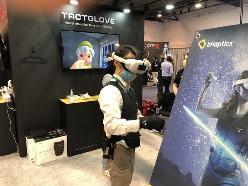 촉감까지 느낄 수 있는 메타버스 체험을 제공하는 비햅틱스(라스베이거스=연합뉴스) 정성호 특파원 = 6일(현지시간) 미국 라스베이거스에서 열린 'CES 2022'에서 촉감까지 느낄 수 있는 '택트글러브', '택트수트'를 착용한 한 관람객이 이 회사의 메타버스 서비스를 체험해보고 있다. 2022.1.7 photo@yna.co.kr