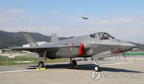 F-35A 전투기사진은 지난해 10월 18일 경기도 성남 서울공항에서 열린 '서울 국제항공우주 및 방위산업 전시회 2021'(서울 ADEX) 프레스데이 행사에 전시된 F-35A 전투기. [연합뉴스 자료사진]