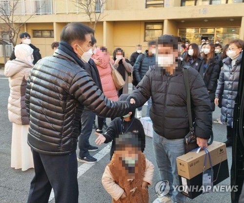 여수 해경교육원 퇴소하는 아프간 특별기여자 가족(서울=연합뉴스) 아프가니스탄 특별기여자 가족이 7일 전남 여수 해양경찰교육원에 마련된 임시 생활시설을 떠나면서 작별 인사를 하고 있다. 2022.1.7. [법무부 제공. 재판매 및 DB 금지] photo@yna.co.kr