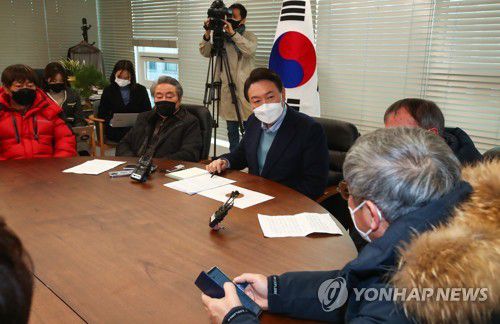 '대장동 피해' 원주민 면담하는 윤석열(서울=연합뉴스) 이정훈 기자 = 국민의힘 윤석열 대선 후보가 7일 오후 서울 여의도 당사에서 개발 특혜 의혹으로 피해를 본 대장동 원주민들과 면담하고 있다. 2022.1.7 [국회사진기자단] uwg806@yna.co.kr