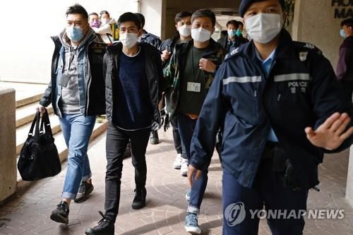 (로이터=연합뉴스) 2021년 1월6일 홍콩 경찰이 범민주진영 인사 53명을 홍콩보안법 위반 혐의로 무더기 체포했다. [연합뉴스 자료사진] 2022.1.7.