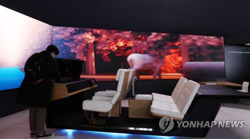 '미래 운전 기술은?'(라스베이거스=연합뉴스) 이지은 기자 = 세계 최대 전자·IT 전시회인 'CES 2022' 개막을 하루 앞둔 4일(현지시간) 미국 네바다주 라스베이거스 컨벤션센터 삼성전자 부스에 AR 기반 미래 운전 기술을 선보이고 있다. 2022.1.5 jieunlee@yna.co.kr