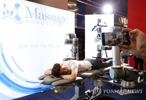 '로봇이 마사지를'(라스베이거스=연합뉴스) 이지은 기자 = 세계 최대 전자·IT 전시회인 'CES 2022' 이 개막 이틀째인 6일(현지시간) 미국 네바다주 라스베이거스 컨벤션센터에 설치된 마사지로보틱스 전시관에서 로봇 마사지를 시연하고 있다. 2022.1.7 jieunlee@yna.co.kr