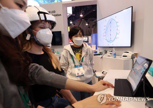 '10분 만에 뇌파 측정, 신기하네'(라스베이거스=연합뉴스) 이지은 기자 = 세계 최대 전자·IT 전시회인 'CES 2022' 이 개막 이틀째인 6일(현지시간) 미국 네바다주 라스베이거스 컨벤션센터에서 한 관람객이 국내기업 아이메디신의 무선 건식 뇌파 측정기 '아이싱크웨이브'를 체험하고 있다. 이 제품은 4분만에 뇌파를 측정해 10분만에 검진 결과를 알려준다. 2022.1.7 jieunlee@yna.co.kr