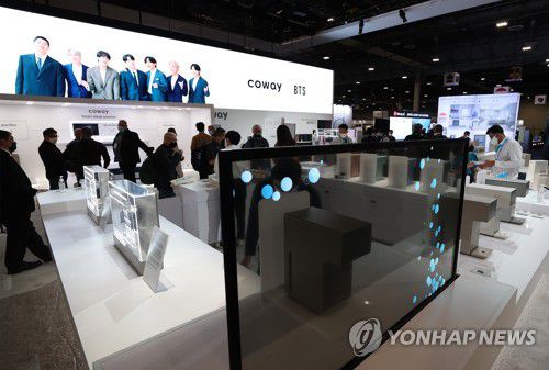 코웨이, BTS와 함께(라스베이거스=연합뉴스) 이지은 기자 = 세계 최대 전자·IT 전시회인 'CES 2022' 이 개막 이틀째인 6일(현지시간) 미국 네바다주 라스베이거스 스타트업 전시공간인 유레카 파크에 설치된 코웨이 전시관에 모델인 BTS 광고영상이 나오고 있다. 2022.1.7 jieunlee@yna.co.kr