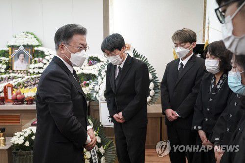 배은심 여사 빈소 찾은 문재인 대통령(서울=연합뉴스) 문재인 대통령과 김정숙 여사가 9일 오후 광주 동구 조선대학교병원 장례식장에 마련된 이한열 열사 모친 고(故) 배은심 여사의 빈소를 찾아  헌화한 뒤 유족들을 위로하고 있다. 2022.1.9 [청와대 제공, 재판매 및 DB 금지] seephoto@yna.co.kr