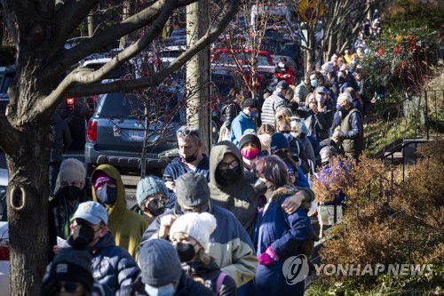 코로나 자가진단 키트 받으려 줄 선 미 워싱턴DC 시민들[EPA=연합뉴스 자료사진. 재판매 및 DB 금지]