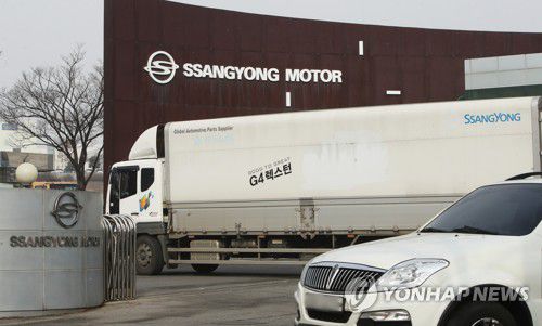 쌍용차-에디슨모터스, 투자계약 체결 합의(평택=연합뉴스) 홍기원 기자 = 쌍용차와 에디슨모터스가 M&A(인수·합병) 투자 계약 체결에 합의했다.     10일 업계에 따르면 쌍용차는 이날 서울회생법원에 에디슨모터스와의 투자계약 체결 허가 신청을 할 예정이다.     법원의 허가가 나면 하루 뒤인 11일 에디슨모터스가 3천48억원가량을 쌍용차에 투자하는 내용이 담긴 본계약이 체결될 것으로 보인다.     사진은 10일 오후 경기도 평택시 쌍용자동차 평택공장 정문 모습. 2022.1.10 xanadu@yna.co.kr