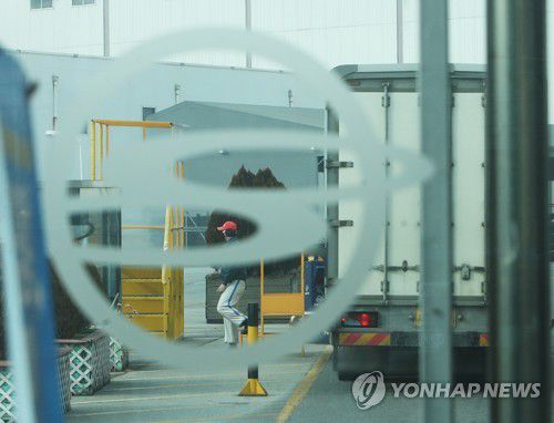 쌍용차-에디슨모터스, 투자계약 체결(평택=연합뉴스) 홍기원 기자 = 쌍용차와 에디슨모터스가 M&A(인수·합병) 투자 계약을 체결했다.     사진은 10일 오후 경기도 평택시 쌍용자동차 평택공장 정문 모습. 2022.1.10 xanadu@yna.co.kr