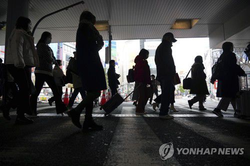 도쿄 도심 모습(도쿄 AP=연합뉴스) 10일 일본 도쿄도(東京都) 시부야(澁谷)구에서 행인들이 길을 건너고 있다.