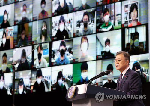 인사말하는 문재인 대통령(구미=연합뉴스) 서명곤 기자 = 문재인 대통령이 11일 오전 경북 구미시 구미코에서 열린 구미형 일자리 LG BCM(Battery Core Material) 공장 착공식에서 인사말을 하고 있다. 2022.1.11 seephoto@yna.co.kr