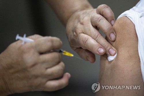 "백신접종으로 버텨내자" 전문가 한목소리[EPA 연합뉴스 자료사진. DB 및 재판매 금지]
