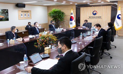 개인정보위 전체회의(서울=연합뉴스) 윤종인 개인정보보호위원회 위원장이 12일 오전 정부서울청사에서 개최된 제1회 개인정보보호위원회 전체 회의를 주재하고 있다. 2022.1.12      [개인정보보호위원회 제공. 재판매 및 DB 금지] photo@yna.co.kr