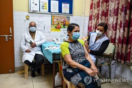 인도 뉴델리에서 진행된 코로나19 접종 모습. [AFP 연합뉴스 자료사진. 재판매 및 DB 금지]