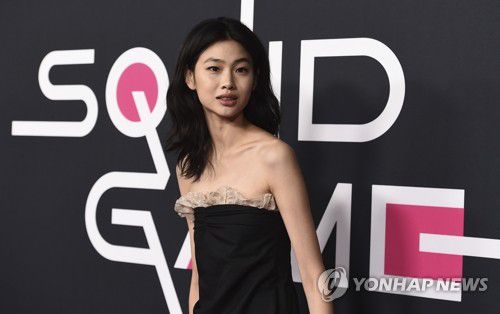 LA서 '오징어게임' 스크리닝 행사 참석하는 배우 정호연(로스앤젤레스 AP/인비전=연합뉴스) 넷플릭스의 한국 드라마 '오징어 게임'에 출연한 배우 정호연이 지난해 11월 8일(현지시간) 미국 캘리포니아주 로스앤젤레스(LA)에서 열렸던 스크리닝 행사에 참석해 레드카펫에 올랐다. 2022.01.13 knhknh@yna.co.kr