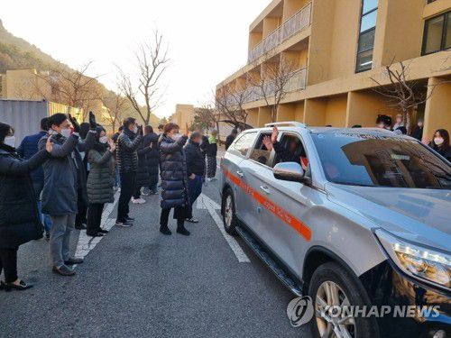 여수 해경교육원 퇴소하는 아프간 특별기여자 가족(서울=연합뉴스) 7일 아프가니스탄 특별기여자 가족이 전남 여수 해양경찰교육원에 마련된 임시 생활시설을 떠나며 작별 인사를 하고 있다. 2022.1.7     [법무부 제공. 재판매 및 DB 금지] photo@yna.co.kr