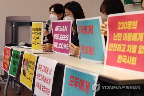 아프간 난민 보호 관련 한국 정부 대책 촉구 기자회견(서울=연합뉴스) 임화영 기자 = 난민인권네트워크 회원들이 13일 오전 서울 종로구 참여연대에서 '아프가니스탄 난민, 특별기여자에 대한 한국 정부 보호의 실상 공개 및 대책 촉구 기자회견'을 하고 있다. 2022.1.13 hwayoung7@yna.co.kr