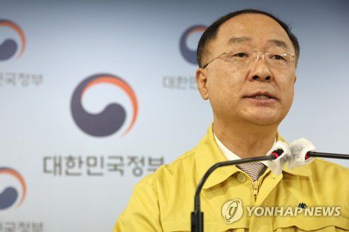 홍남기 부총리, 소상공인·방역 지원방안 발표(서울=연합뉴스) 김승두 기자 = 홍남기 경제부총리 겸 기획재정부 장관이 14일 정부서울청사 브리핑실에서 소상공인 방역 지원방안 발표를 하고 있다. 2022.1.14 kimsdoo@yna.co.kr