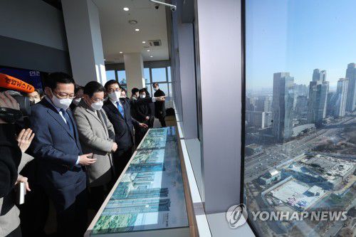 인천경제자유구역 설명듣는 이재명 대선 후보(인천=연합뉴스) 더불어민주당 이재명 대선 후보(왼쪽두번째)가 14일 오전 인천 연수구 인천경제자유구역청을 방문해 전망대에서 박남춘 인천시장(왼쪽)으로부터 주변시설에 대해 설명을 듣고 있다. 2022.1.14 [국회사진기자단] toadboy@yna.co.kr