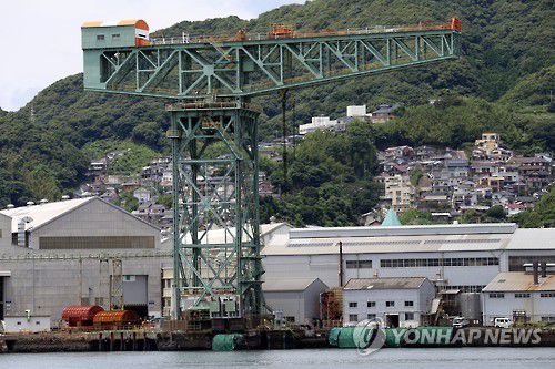 세계유산된 강제 노역 현장의 크레인(나가사키=연합뉴스) 이세원 특파원 = 2016년 7월 1일 일본 나가사키(長崎)시 인근 해상을 이동하는 배에서 나가사키조선소의 자이언트 캔틸레버(cantilever) 크레인(1909년 설치)이 보인다. 이 시설물은 군함도와 함께 2015년 세계문화유산에 등재됐다. 나가사키조선소도 조선인 강제 노역 현장이다.