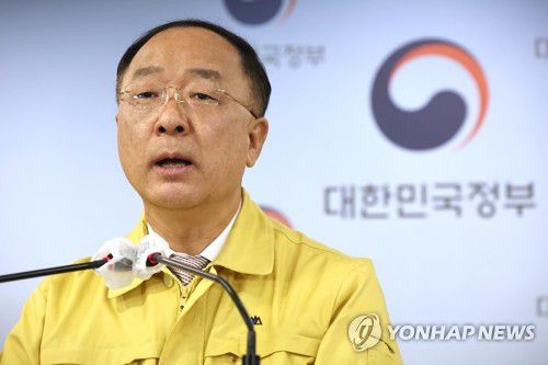 소상공인 방역 지원방안 발표하는 홍남기 부총리(서울=연합뉴스) 김승두 기자 = 홍남기 경제부총리 겸 기획재정부 장관이 14일 정부서울청사 브리핑실에서 소상공인 방역 지원방안 관련 정부 합동 발표를 하고 있다. 2022.1.14 kimsdoo@yna.co.kr