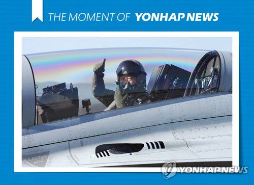 [모멘트] FA-50 탑승해 엄지손가락 들어 보이는 문 대통령(성남=연합뉴스) 최재구 기자 = 문재인 대통령이 20일 경기도 성남시 서울공항에서 열린 2021 서울 국제 항공우주 및 방위산업 전시회 기념식에 FA-50 경공격기를 타고 참석, 엄지손가락을 들어 보이고 있다. 2021.10.20 [THE MOMENT OF YONHAPNEWS] jjaeck9@yna.co.kr