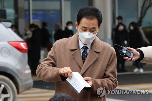 특별사면 관련 입장 밝히는 박근혜 측 변호사(서울=연합뉴스) 김주성 기자 = 박근혜 전 대통령의 변호인인 유영하 변호사가 24일 서울 강남구 삼성서울병원 앞에서 특별사면·복권된 박 전 대통령의 입장이 적힌 노트를 취재진에게 보여주고 있다.      국정농단 사건 등으로 유죄 확정을 받아 수감 중인 박 전 대통령은 이날 특별사면·복권됐다. 2021.12.24 utzza@yna.co.kr