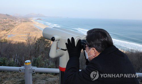 고성 통일전망대 방문한 이재명 대선후보(고성=연합뉴스) 백승렬 기자 = 더불어민주당 이재명 대선후보가 16일 강원도 고성군 통일전망대를 방문, 망원경으로 북녘땅을 바라보고 있다. 2022.1.16 srbaek@yna.co.kr