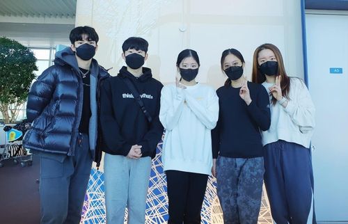 피겨스케이팅 대표팀 선수들피겨스케이팅 국가대표 차준환, 경재석, 이해인, 유영, 김예림(이상 왼쪽부터)이 17일 인천국제공항 출국장에서 포즈를 취하고 있다. 선수들은 국제빙상경기연맹(ISU) 피겨스케이팅 4대륙선수권대회 출전을 위해 에스토니아 탈린으로 출국했다. 이시형은 18일 출국한다. [대한빙상경기연맹 제공. 재배포 및 DB금지]
