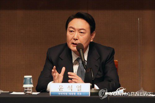 답변하는 윤석열 대선후보국민의힘 윤석열 대선후보가 지난 12월 14일 오전 서울 중구 프레스센터 국제회의장에서 열린 관훈클럽 초청 토론회에서 답변하고 있다. [국회사진기자단]