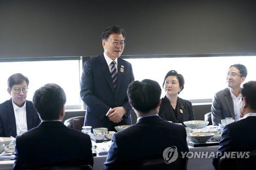 두바이엑스포 한국관 관계자 격려하는 문대통령(두바이=연합뉴스) 서명곤 기자 = 문재인 대통령이 17일(현지시간) 두바이 엑스포 한국관에서 열린 '한국관 관계자 격려 오찬'에서 격려사를 하고 있다.   2022.1.17 seephoto@yna.co.kr