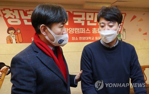 이준석ㆍ하태경 대화(서울=연합뉴스) 국민의힘 이준석 대표와 하태경 의원이 17일 오후 서울 성동구 한양대학교 동문회관 노블홀에서 열린 '청년 곁에 국민의힘-국민의힘 한양캠퍼스 개강 총회'에 참석해 이야기를 나누고 있다. 2022.1.17 [국회사진기자단] uwg806@yna.co.kr