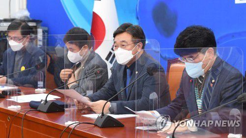 원내대책회의에서 발언하는 윤호중 원내대표(서울=연합뉴스) 하사헌 기자 = 더불어민주당 윤호중 원내대표가 18일 국회에서 열린 원내대책회의에서 발언하고 있다. 2022.1.18 [국회사진기자단] toadboy@yna.co.kr