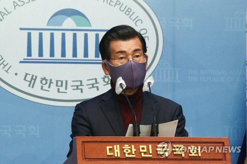 기자회견하는 '굿바이, 이재명' 저자 장영하 변호사(서울=연합뉴스) 하사헌 기자 = '굿바이, 이재명'의 저자 장영하 변호사가 18일 오후 서울 여의도 국회 소통관에서 더불어민주당 이재명 대선 후보의 욕설 파일 관련 기자회견을 하고 있다. 2022.1.18 [국회사진기자단] toadboy@yna.co.kr