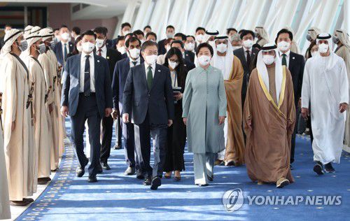UAE 방문 마친 문재인 대통령(두바이=연합뉴스) 서명곤 기자 = 중동 3개국을 순방 중인 문재인 대통령이 18일(현지시간) 아랍에미리트(UAE) 두바이 왕실공항에서 두번째 방문국인 사우디아라비아로 출발하기 위해 수하일 빈 모하메드 파라 알 마즈로이 에너지인프라부 장관의 영접을 받으며 공군 1호기로 향하고 있다.  2022.1.18 seephoto@yna.co.kr