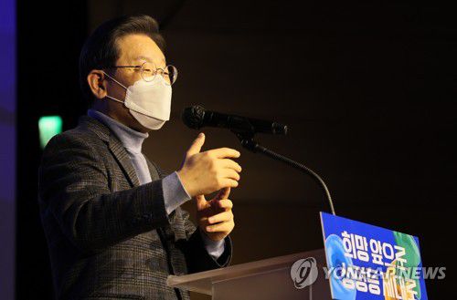 이재명, "성평등 제대로!"(서울=연합뉴스) 더불어민주당 이재명 대선 후보가 18일 오후 서울 마포구 누리꿈스퀘어에서 열린 중앙선대위 여성위원회 필승결의대회에서 정책공약 발표를 하고 있다. 2022.1.18 [국회사진기자단] uwg806@yna.co.kr