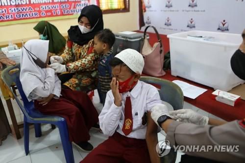 인도네시아 6∼11세 코로나19 백신 접종[EPA=연합뉴스]