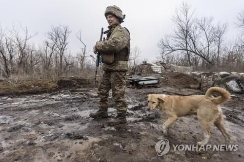 우크라이나군 병사(도네츠크 AP=연합뉴스) 지난 10일(현지시간) 친러시아 분리주의 반군과 대치 중인 우크라이나 동부 도네츠크 지역 전선에서 우크라이나군 병사가 순찰활동을 벌이고 있다. 2022.1.11 leekm@yna.co.kr