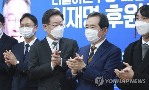 박수치는 이재명 후보와 정세균 이재명후원회 후원회장(서울=연합뉴스) 하사헌 기자 = 더불어민주당 이재명 대선 후보와 정세균 이재명후원회 후원회장이 4일 오후 서울 여의도 중앙당사에서 열린 이재명 대선후보 후원회 출범식에서 기념촬영을 하며 박수치고 있다. 2022.1.4 [국회사진기자단] toadboy@yna.co.kr