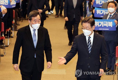 함께 입장하는 이재명-이낙연(광주=연합뉴스) 백승렬 기자 = 더불어민주당 이재명 대선 후보와 국가비전·국민통합위원회 공동위원장인 이낙연 전 대표가 5일 광주시 서구 김대중컨벤션센터에서 열린 국가비전·국민통합위원회 광주비전회의에 참석하고 있다. 2022.1.5 srbaek@yna.co.kr