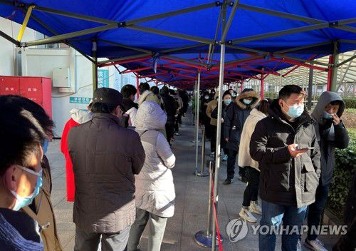 올림픽 앞두고 베이징에 오미크론 유입…검사장 줄선 시민들(베이징 로이터=연합뉴스) 2022 베이징 동계올림픽 개막을 20여 일 앞두고 중국 베이징에서 신종 코로나바이러스 감염증(코로나19) 오미크론 변이 확진자가 확인된 가운데 지난 16일 베이징의 한 병원 앞에 설치된 코로나19 검사소에서 주민들이 핵산 검사를 받기 위해 줄지어 서 있다. 2022.1.19 [연합뉴스 자료사진] leekm@yna.co.kr