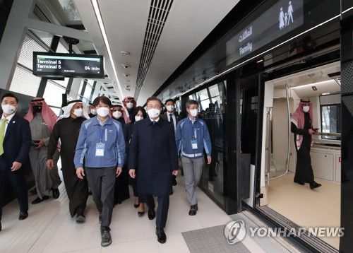 삼성물산 사우디 도심 지하철 건설현장 방문한 문대통령(리야드=연합뉴스) 서명곤 기자 = 사우디아라비아를 공식방문 중인 문재인 대통령이 19일(현지시간) 삼성물산의 리야드 지하철 건설현장인 프린세스 노라 여자대학 1번역을 방문, 최영훈 삼성물산 부사장과 승강장을 둘러보고 있다.  2022.1.19 seephoto@yna.co.kr