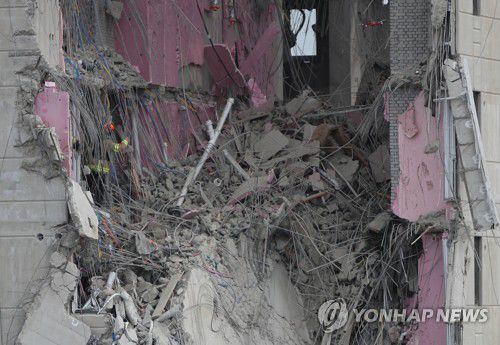 수색작업 벌이는 구조대(광주=연합뉴스) 정회성 기자 = 광주 서구 화정아이파크 주상복합아파트 붕괴 사고 사흘째를 맞은 13일 오전 구조대가 실종자들을 찾고 있다. 2022.1.13 hs@yna.co.kr