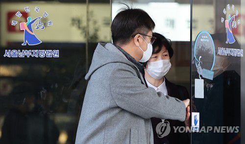 1심 당선무효형, 무소속 양정숙 의원(서울=연합뉴스) 홍해인 기자 = 21대 총선 당시 재산을 축소 신고했다는 혐의로 재판에 넘겨진 무소속 양정숙 의원이 20일 서울 양천구 서울남부지방법원에서 열린 1심 선고공판을 마친 뒤 법원을 나서고 있다.      서울남부지법 형사11부는 이날 공직선거법 위반·무고 혐의로 기소된 양 의원에게 공직선거법 위반 혐의로 벌금 300만원을, 무고 혐의로 징역 8개월에 집행유예 2년을 각각 선고했다.      국회의원은 공직선거법 위반죄로 벌금 100만원 이상의 형을 확정되면 당선이 무효가 되며, 일반 형사 사건에선 금고 이상의 형(집행유예 포함)이 확정되면 그 직을 잃는다. 2022.1.20 hihong@yna.co.kr